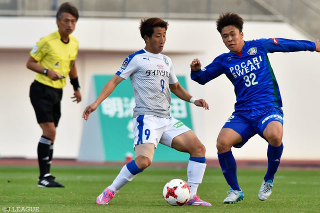 パワフルなシュートで徳島ゴールを脅かした後藤 優介（大分）【明治安田Ｊ２ 第41節 徳島vs大分】