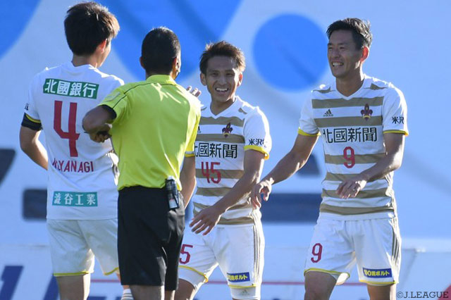 揃ってゴールを挙げ、金沢の大勝に貢献した沼田 圭悟（#45）と佐藤 洸一（#9）【明治安田Ｊ２ 第41節 熊本vs金沢】