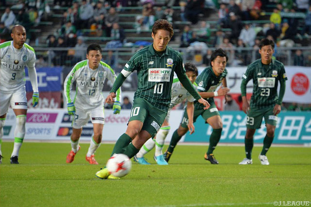 GKのタイミングを外す巧みなPKで先制点を挙げた庄司 悦大（岐阜）【明治安田Ｊ２ 第41節 岐阜vs湘南】