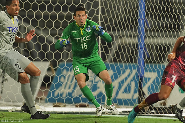 好セーブを連発して無失点に抑え切ったジョニー レオーニ（栃木）【明治安田Ｊ３ 第31節 琉球vs栃木】