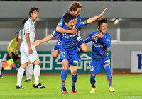 待望の先制点を体で押し込んだ乾 大知（長崎）【明治安田Ｊ２ 第41節 長崎vs讃岐】