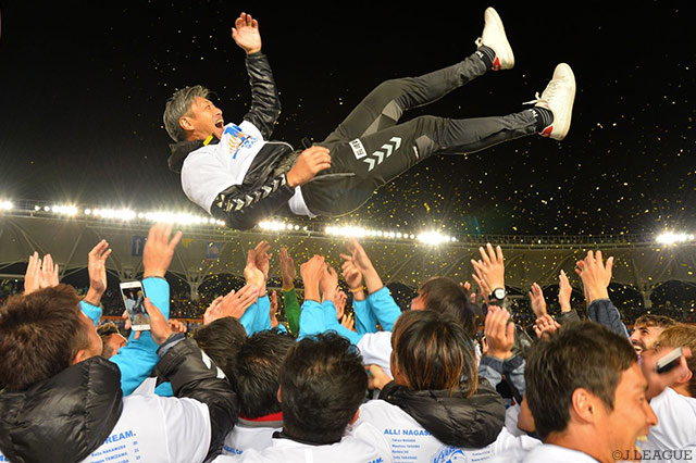 故郷のクラブをJ1昇格へと導いた高木 琢也監督（長崎）【明治安田Ｊ２ 第41節 長崎vs讃岐】