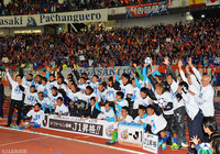 長崎が悲願のJ1昇格を成し遂げ、歓喜に沸いたスタジアム【明治安田Ｊ２ 第41節 長崎vs讃岐】