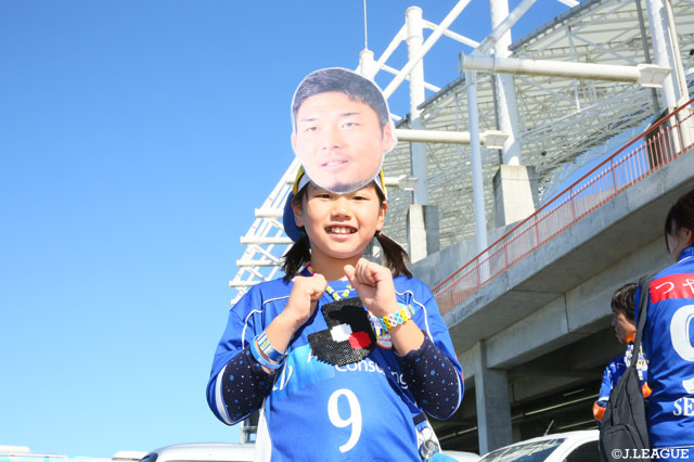 チームの勝利目指して手作りの応援グッズで今日も応援！【明治安田Ｊ２第41節 水戸vs山形】