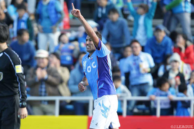 先制ヘッドで今季25点目を挙げ、得点ランキング首位を快走するイバ（横浜FC）【明治安田Ｊ２ 第41節 横浜FCvs岡山】