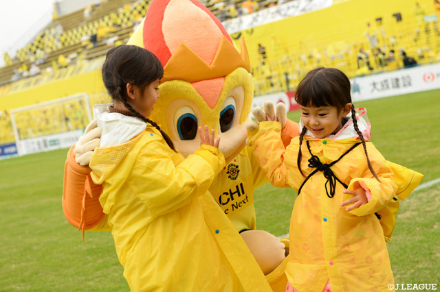 レイくんと一緒にハイタッチ！【明治安田Ｊ１ 第32節 柏vs磐田】