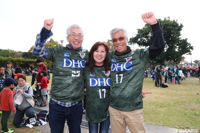 今日もガッツポーズでチームを応援！気合入ってます！【明治安田Ｊ１ 第32節 鳥栖vsFC東京】