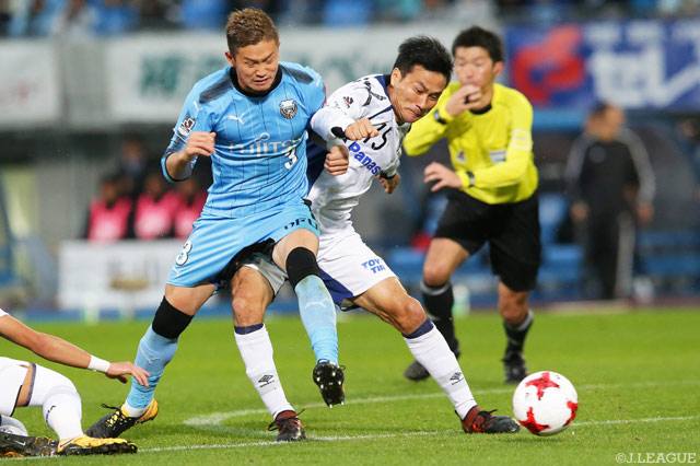 激しく競り合う奈良 竜樹（川崎Ｆ）と今野 泰幸（Ｇ大阪）【明治安田Ｊ１ 第32節 川崎ＦvsＧ大阪】