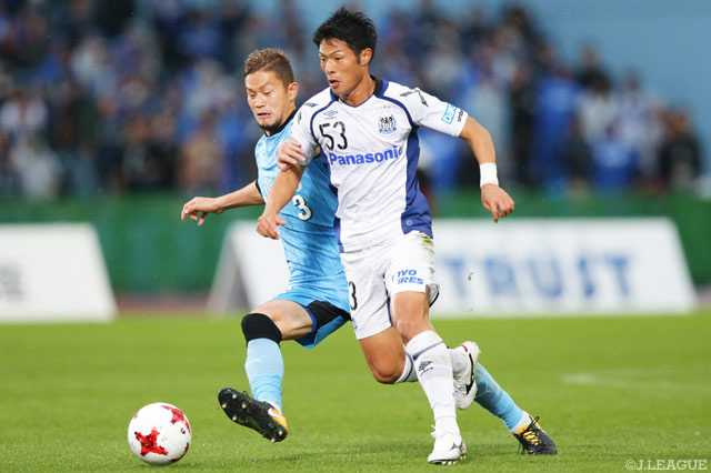 相手DFのプレスを受けながらも、ボールを運ぶ赤﨑 秀平（Ｇ大阪）【明治安田Ｊ１ 第32節 川崎ＦvsＧ大阪】