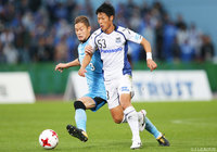 相手DFのプレスを受けながらも、ボールを運ぶ赤﨑 秀平（Ｇ大阪）【明治安田Ｊ１ 第32節 川崎ＦvsＧ大阪】