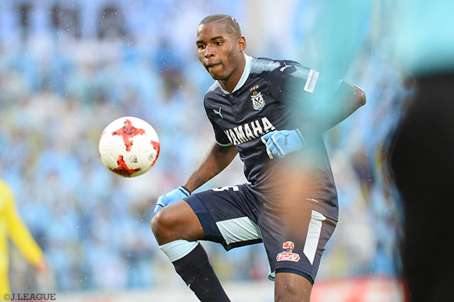 力強いプレーで攻撃に絡み、ゴールを脅かしたアダイウトン（磐田）【明治安田Ｊ１ 第32節 柏vs磐田】