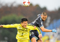 鎌田 次郎（柏）と激しい攻防を繰り広げた川又 堅碁（磐田）【明治安田Ｊ１ 第32節 柏vs磐田】