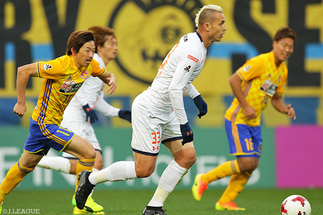 3点を追う65分に2枚目の交代カードとして投入されたマルセロ トスカーノ（大宮）【明治安田Ｊ１ 第32節 仙台vs大宮】