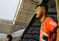 試合後、ベンチからピッチを見つめる富澤 清太郎（新潟）【明治安田Ｊ１ 第32節 新潟vs甲府】