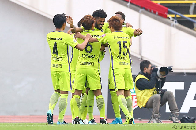 交代出場直後に値千金の決勝ヘッドを決めたパトリック（広島）【明治安田Ｊ１ 第32節 神戸vs広島】