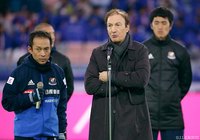 今季ホーム最終戦となった横浜FMは、退任が決まっているエリク モンバエルツ監督が試合後に挨拶【明治安田Ｊ１ 第32節 横浜FMvsＣ大阪】