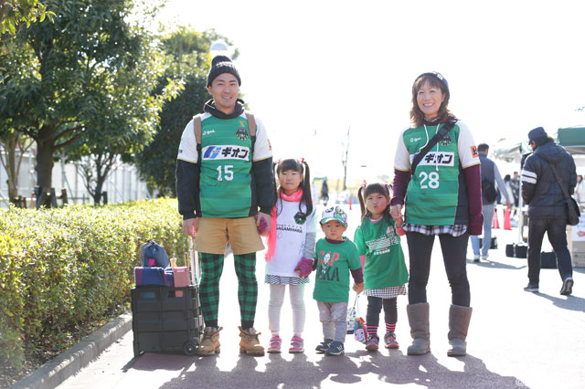家族でパシャリ！全員グッズを身にまとって応援の準備は万端！【明治安田Ｊ３ 第32節 相模原vsF東23】