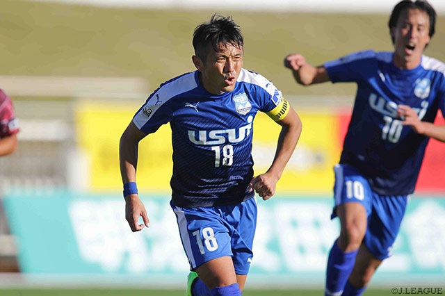 GKの逆を突いてゴール右隅へ先制PKを決めた尾崎 瑛一郎（沼津）【明治安田Ｊ３ 第32節 沼津vs琉球】