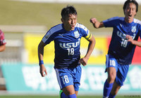 GKの逆を突いてゴール右隅へ先制PKを決めた尾崎 瑛一郎（沼津）【明治安田Ｊ３ 第32節 沼津vs琉球】