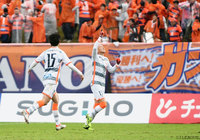 揃って得点を挙げ、長野を劇的な逆転勝利に導いた西口 諒（#15）と勝又 慶典（#13）【明治安田Ｊ３ 第32節 富山vs長野】