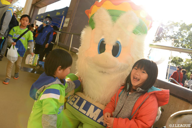 大人気のキングベルI世！子供たちも記念撮影できてご機嫌です！【明治安田Ｊ２ 第42節 湘南vs町田】