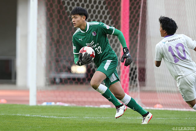 鋭いセーブで藤枝の攻撃をシャットアウトしたアン ジュンス（Ｃ大23）【明治安田Ｊ３ 第32節 Ｃ大23vs藤枝】