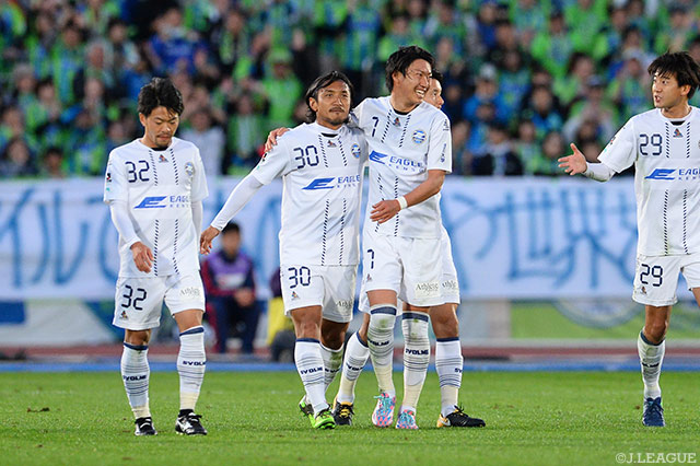 トリッキーなターンからのシュートで先制点を奪取した中島 裕希（町田 #30）【明治安田Ｊ２ 第42節 湘南vs町田】