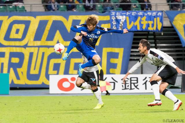 交代出場直後に技ありの同点弾で反撃の狼煙を上げた清本 拓己（大分）【明治安田Ｊ２ 第42節 大分vs熊本】