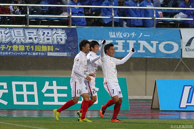 キックオフ直後の1分、田中 パウロ淳一（#7）のゴールで岐阜が先制【明治安田Ｊ２ 第42節 山形vs岐阜】