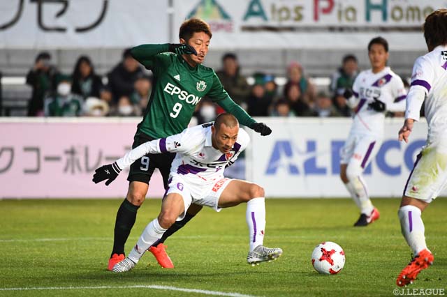 高崎 寛之（松本）には、京都の厳しいマークが付いた【明治安田Ｊ２ 第42節 松本vs京都】