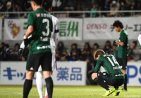 勝利すればＪ１昇格プレーオフ進出が決まるはずだった松本。試合後、惜敗に肩を落とす選手たち【明治安田Ｊ２ 第42節 松本vs京都】