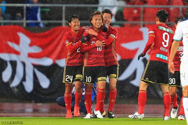 DFライン裏に抜け出し、待望の先制点を挙げた中美 慶哉（金沢 #10）【明治安田Ｊ２ 第42節 金沢vs水戸】