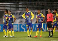 最終節も4失点で敗戦。最下位でシーズンを終え、呆然とした表情の群馬の選手たち【明治安田Ｊ２ 第42節 群馬vs長崎】