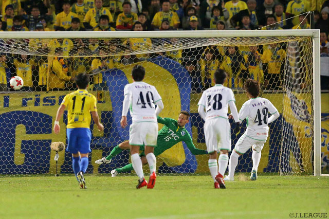 前田 俊介のPKで前半終了間際に先制した鳥取【明治安田Ｊ３ 第32節 栃木vs鳥取】