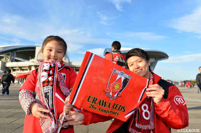 レッズカラーを身にまとい応援の準備はバッチリ！【ACL 決勝 第2戦 浦和vsアルヒラル】