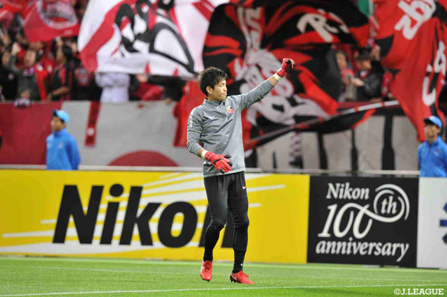 サポーターの歓声にこたえる西川 周作【ACL 決勝 第2戦 浦和vsアルヒラル】