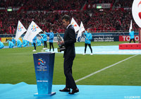 三浦 知良が優勝トロフィーを手にピッチに登場【ACL 決勝 第2戦 浦和vsアルヒラル】