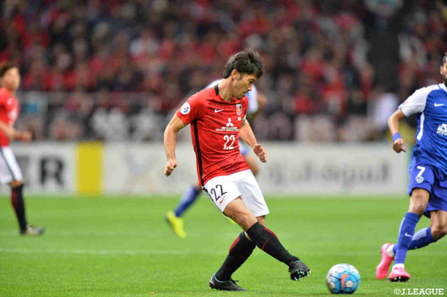 中盤での激しい攻防に奮闘する阿部 勇樹【ACL 決勝 第2戦 浦和vsアルヒラル】