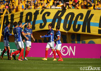 先制ゴールを決めチームメイトに祝福される横浜FMの天野 純【明治安田Ｊ１ 第33節 仙台vs横浜FM】