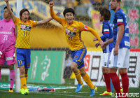 同点ゴールを挙げ喜ぶ大岩 一貴（仙台）【明治安田Ｊ１ 第33節 仙台vs横浜FM】