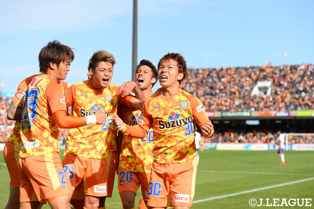 先制点を決め喜びを爆発させる清水の金子 翔太【明治安田Ｊ１ 第33節 清水vs新潟】
