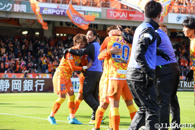 追加点を挙げスタッフの抱擁を受ける北川 航也（清水）【明治安田Ｊ１ 第33節 清水vs新潟】