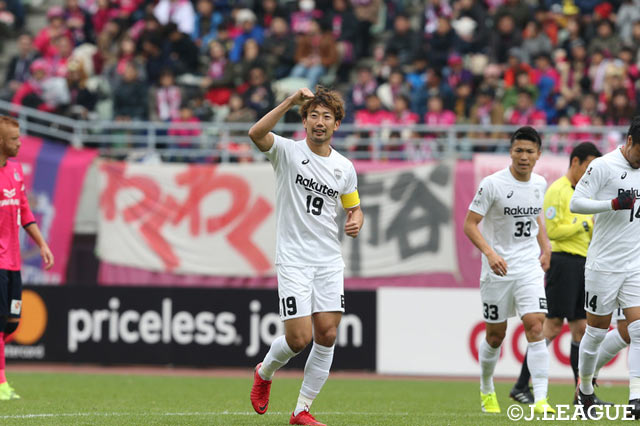 先制点を決めガッツポーズの渡邉 千真（神戸）【明治安田Ｊ１ 第33節 Ｃ大阪vs神戸】