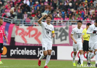 先制点を決めガッツポーズの渡邉 千真（神戸）【明治安田Ｊ１ 第33節 Ｃ大阪vs神戸】