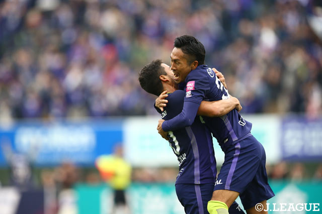先制点を決めて仲間と抱き合う広島の柴﨑 晃誠（右）【明治安田Ｊ１ 第33節 広島vsFC東京】