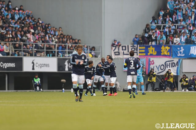 幸先良くオウンゴールで先制し、喜ぶ磐田の選手達【明治安田Ｊ１ 第33節 鳥栖vs磐田】