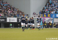 幸先良くオウンゴールで先制し、喜ぶ磐田の選手達【明治安田Ｊ１ 第33節 鳥栖vs磐田】