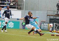 ディフェンダーに寄せられながらも、追加点を挙げた川又 堅碁（磐田）【明治安田Ｊ１ 第33節 鳥栖vs磐田】