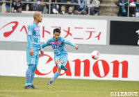 セットプレーでチャンスを演出する原川 力（鳥栖）【明治安田Ｊ１ 第33節 鳥栖vs磐田】