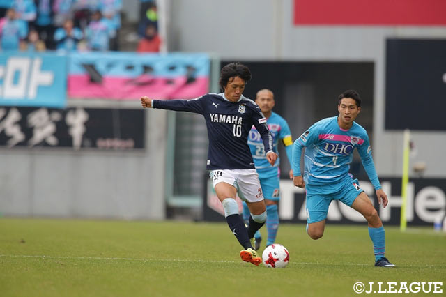 正確なキックでゲームをコントロールする中村 俊輔（磐田）【明治安田Ｊ１ 第33節 鳥栖vs磐田】